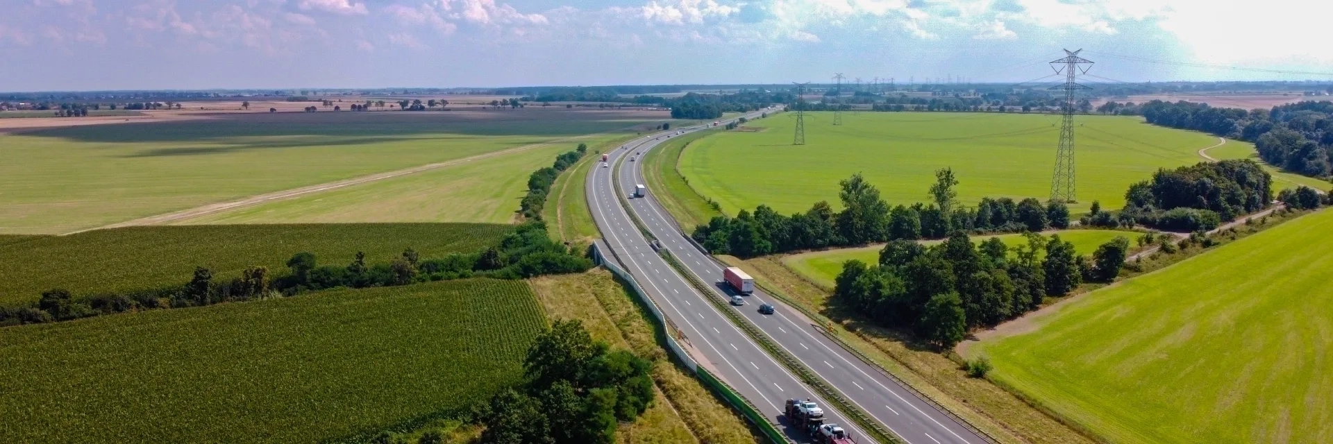 Zdjęcie z lotu ptaka kawałka drogi szybkiego ruchu